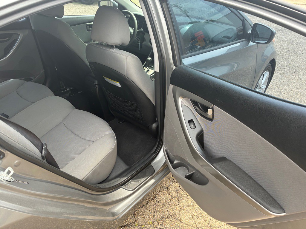 2013 Hyundai Elantra Image 16