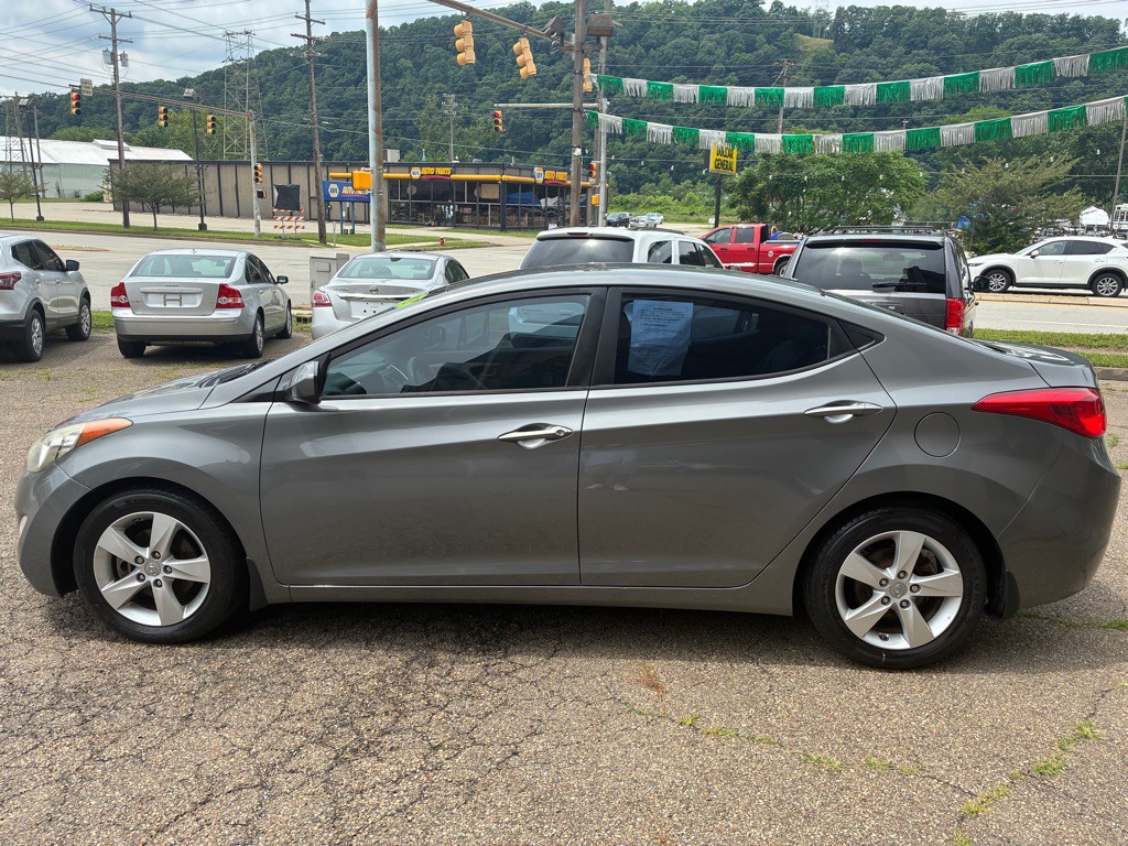 2013 Hyundai Elantra Image 2