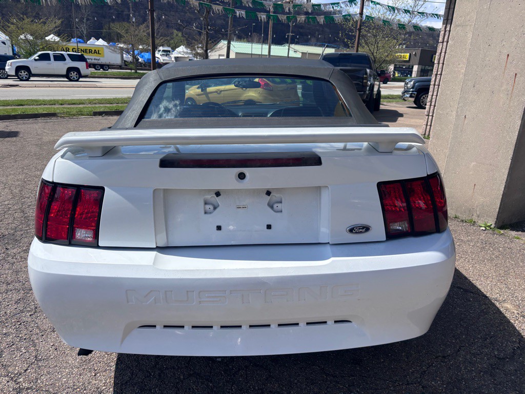 2001 Ford Mustang Image 4