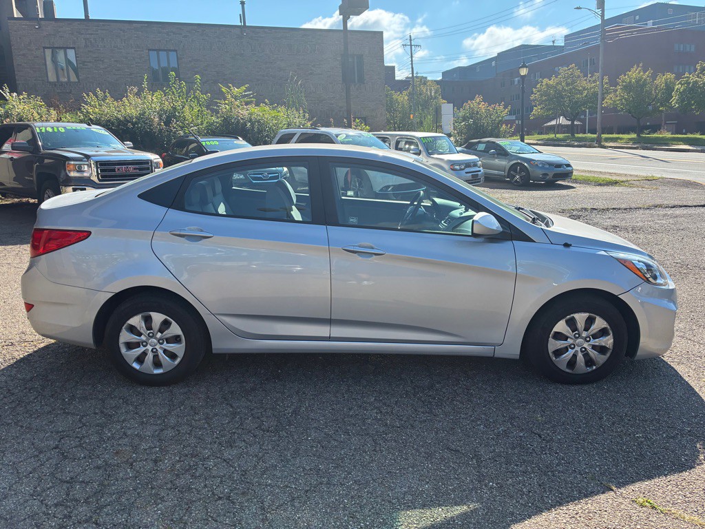 2016 Hyundai Accent Image 4