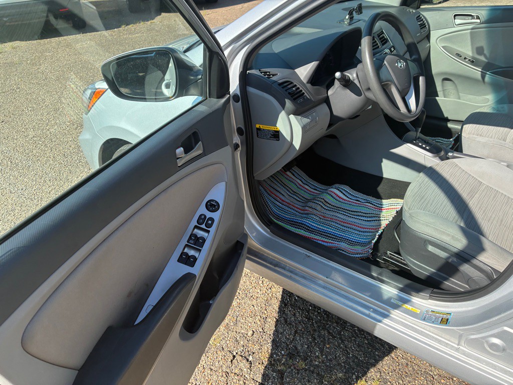 2016 Hyundai Accent Image 10