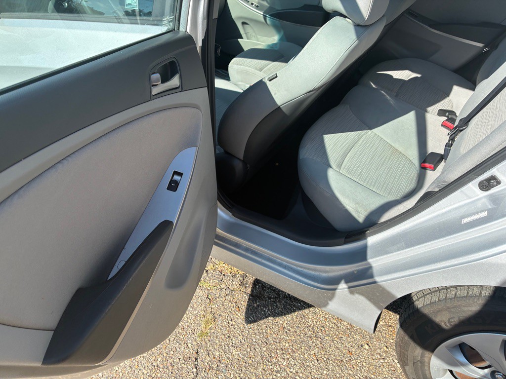 2016 Hyundai Accent Image 11