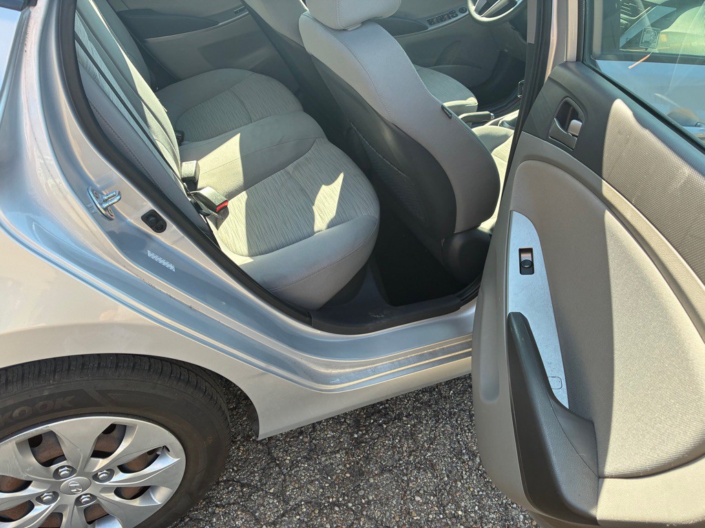 2016 Hyundai Accent Image 13