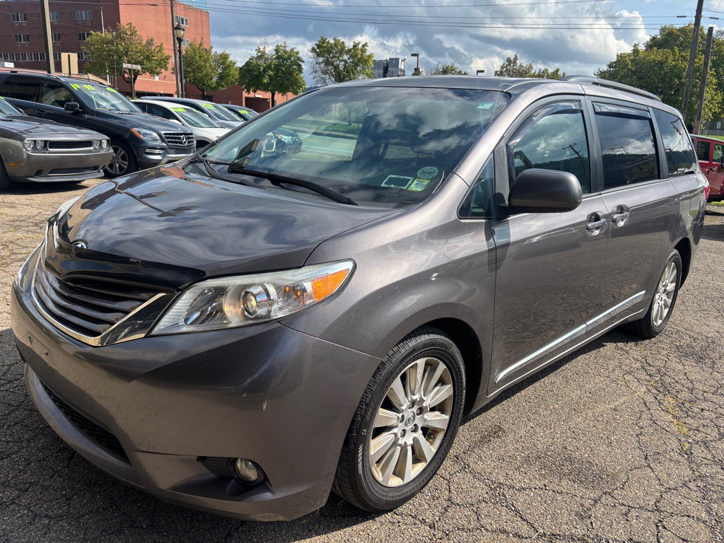 2015 Toyota Sienna Image 1