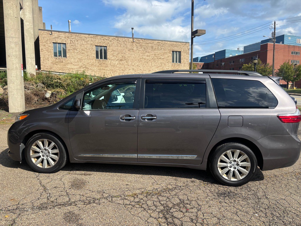 2015 Toyota Sienna Image 2