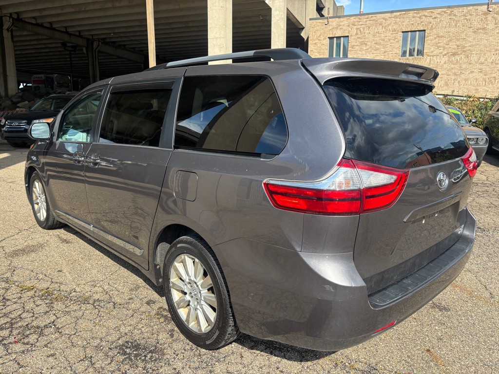 2015 Toyota Sienna Image 3