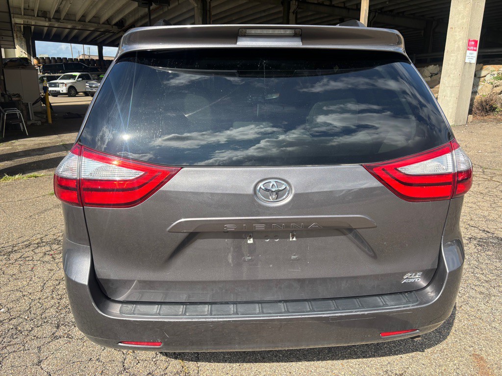2015 Toyota Sienna Image 4
