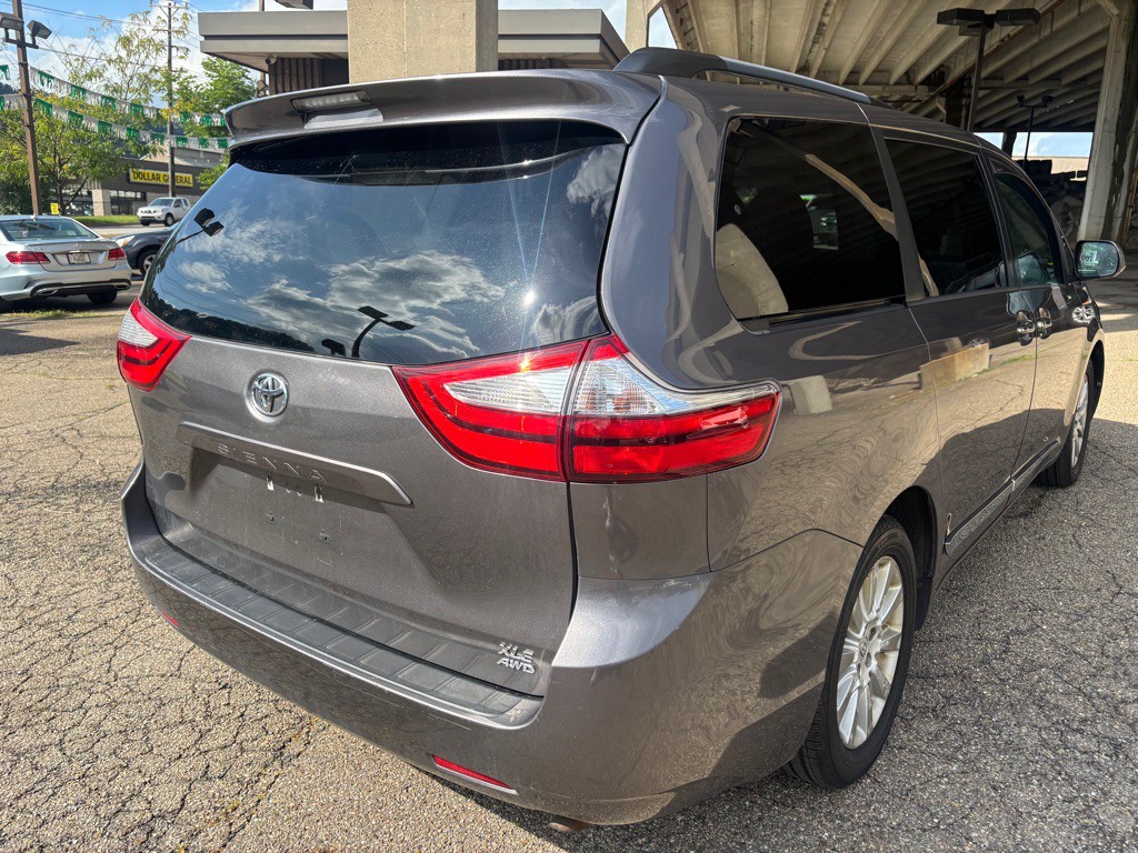 2015 Toyota Sienna Image 5
