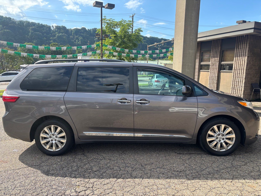 2015 Toyota Sienna Image 6