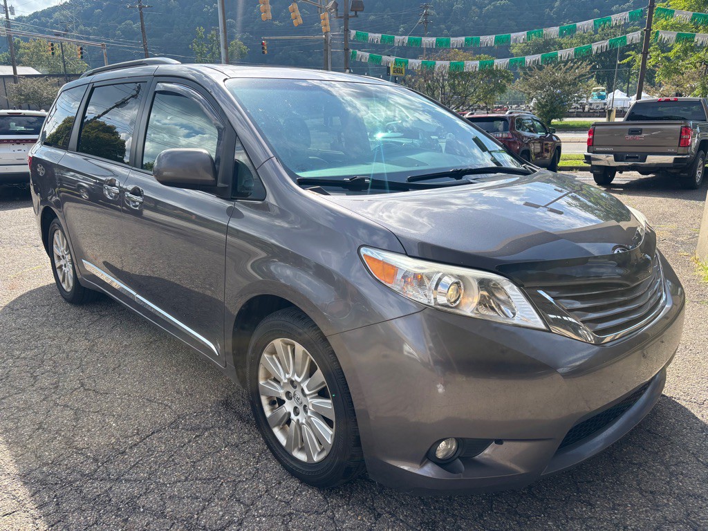 2015 Toyota Sienna Image 7