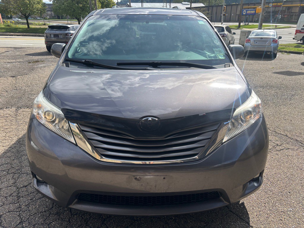 2015 Toyota Sienna Image 8