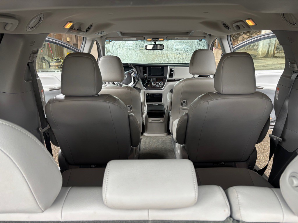 2015 Toyota Sienna Image 9