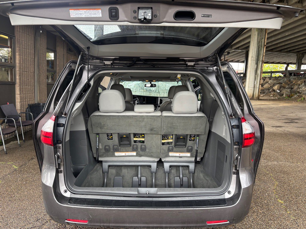 2015 Toyota Sienna Image 10