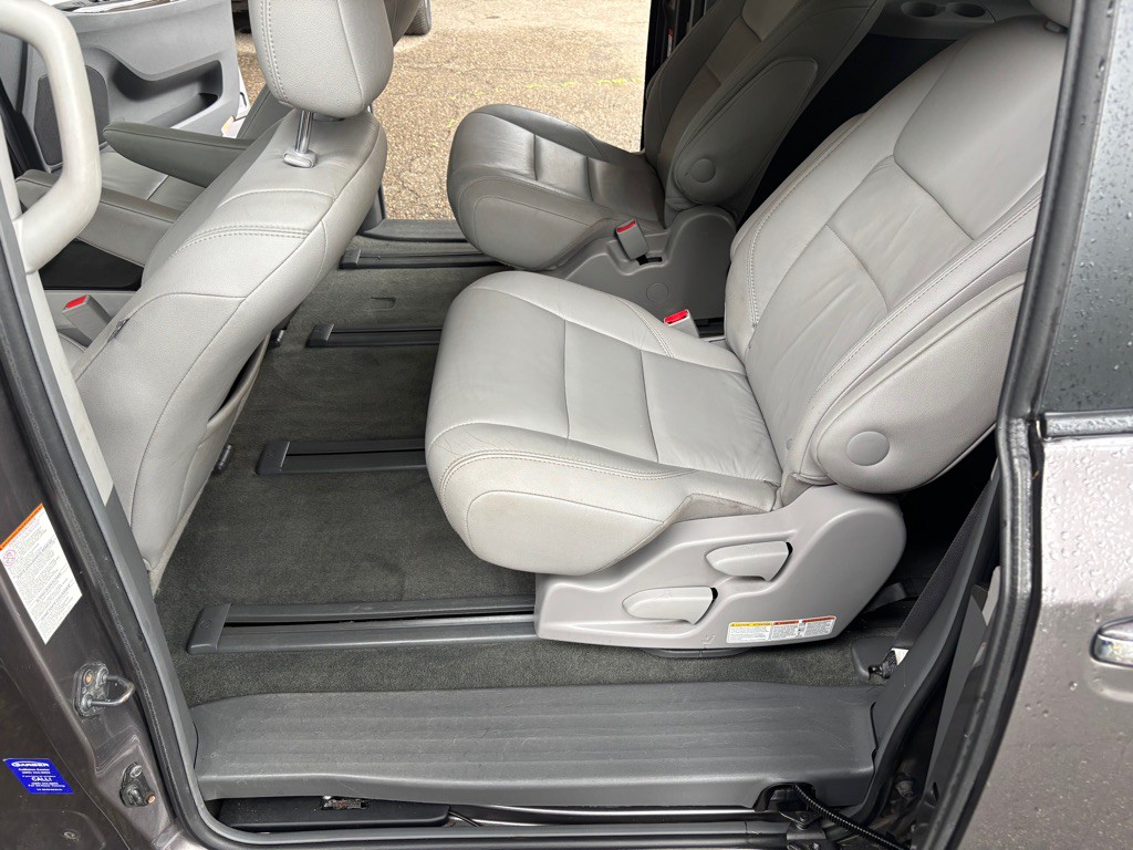 2015 Toyota Sienna Image 11