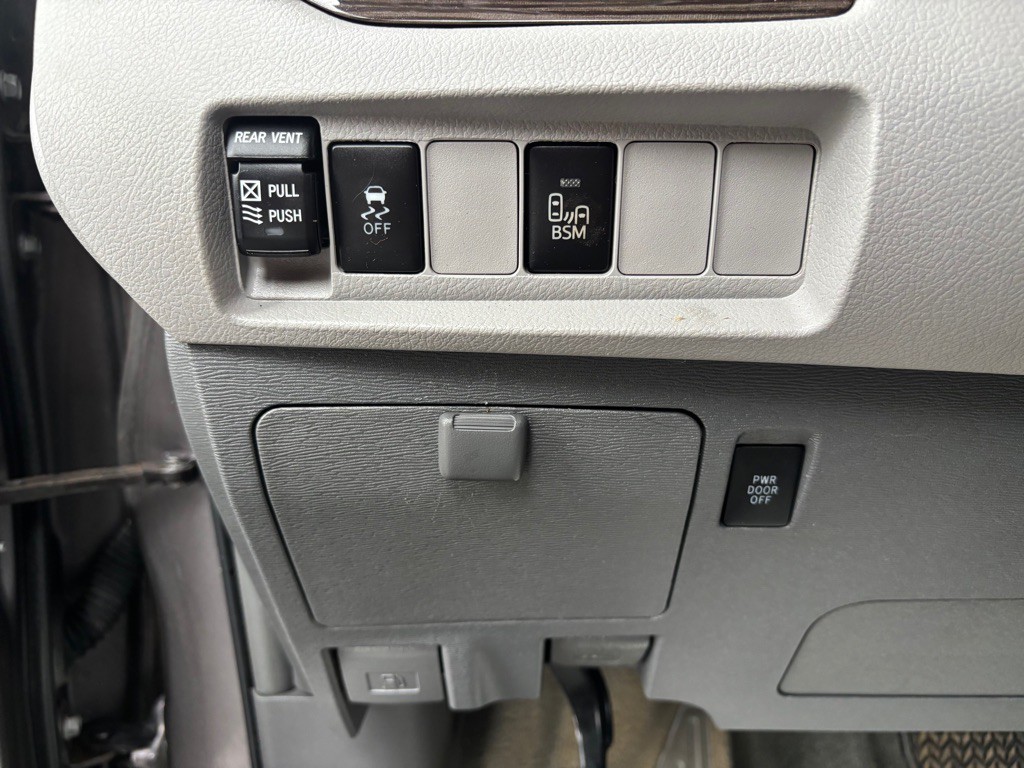 2015 Toyota Sienna Image 17