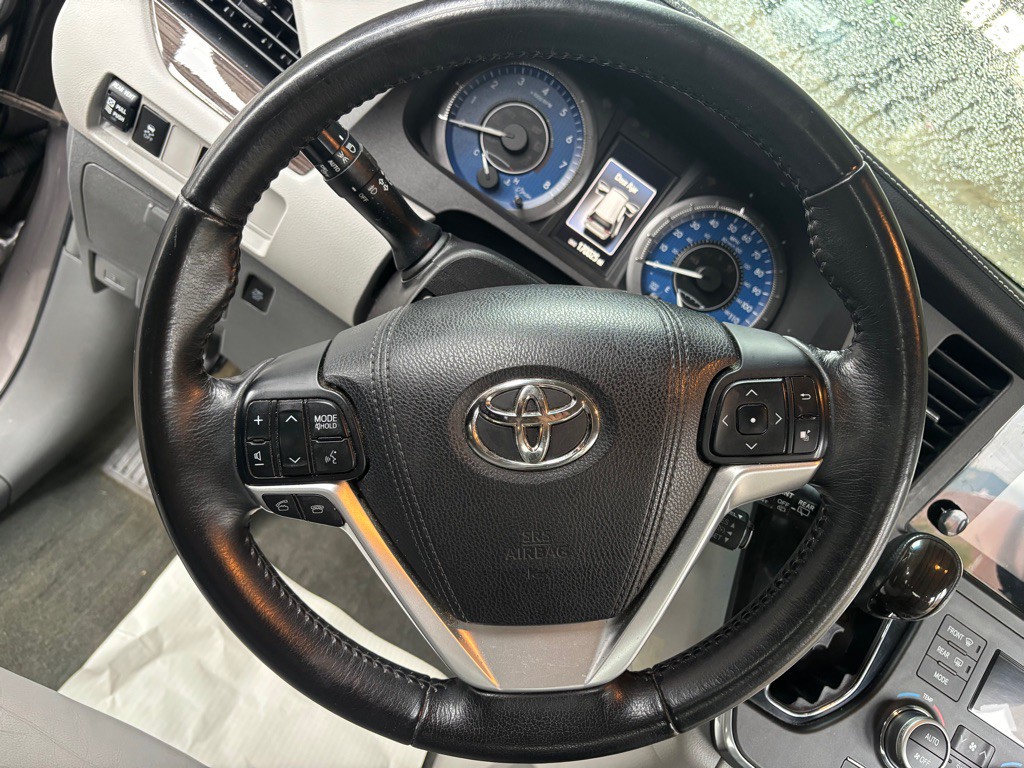 2015 Toyota Sienna Image 18