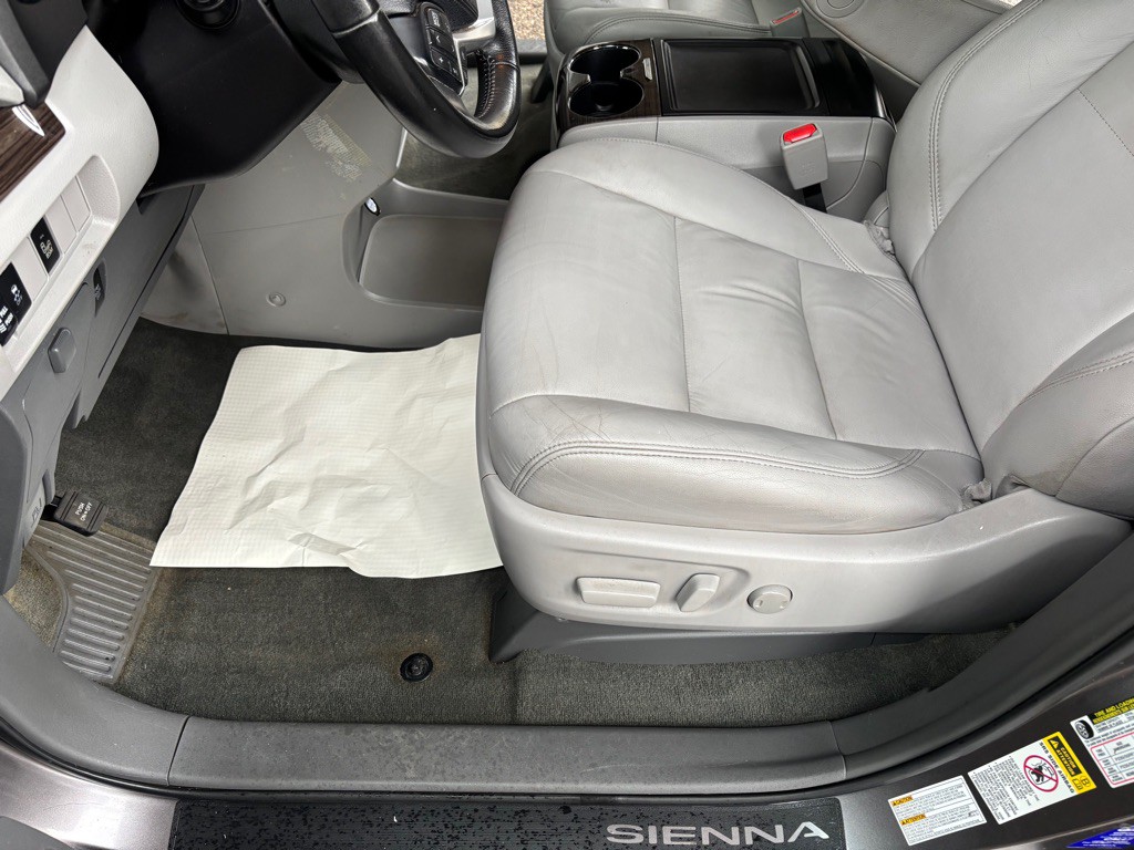 2015 Toyota Sienna Image 20