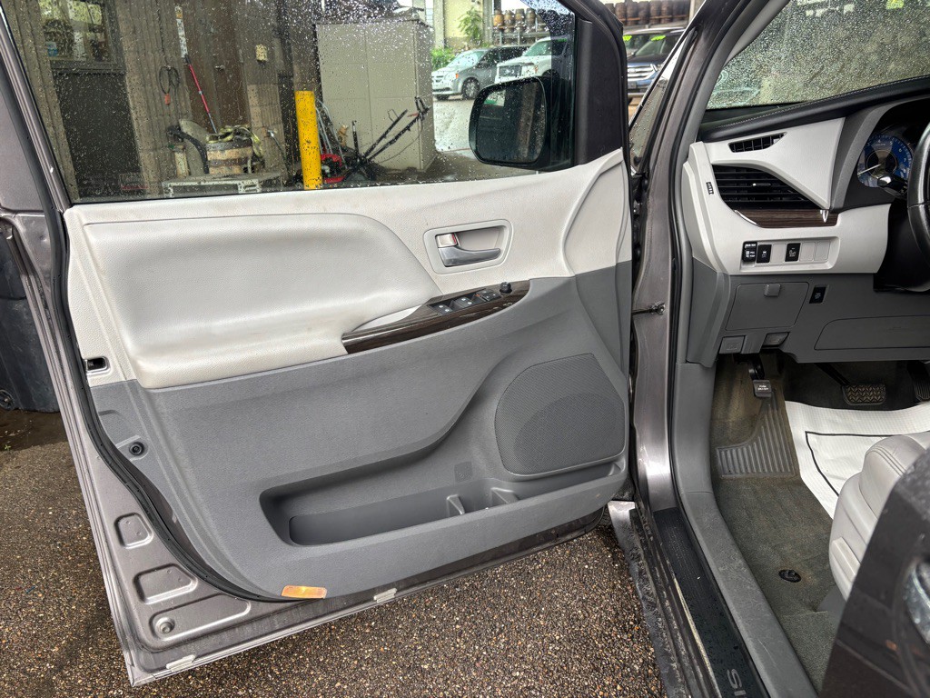 2015 Toyota Sienna Image 21