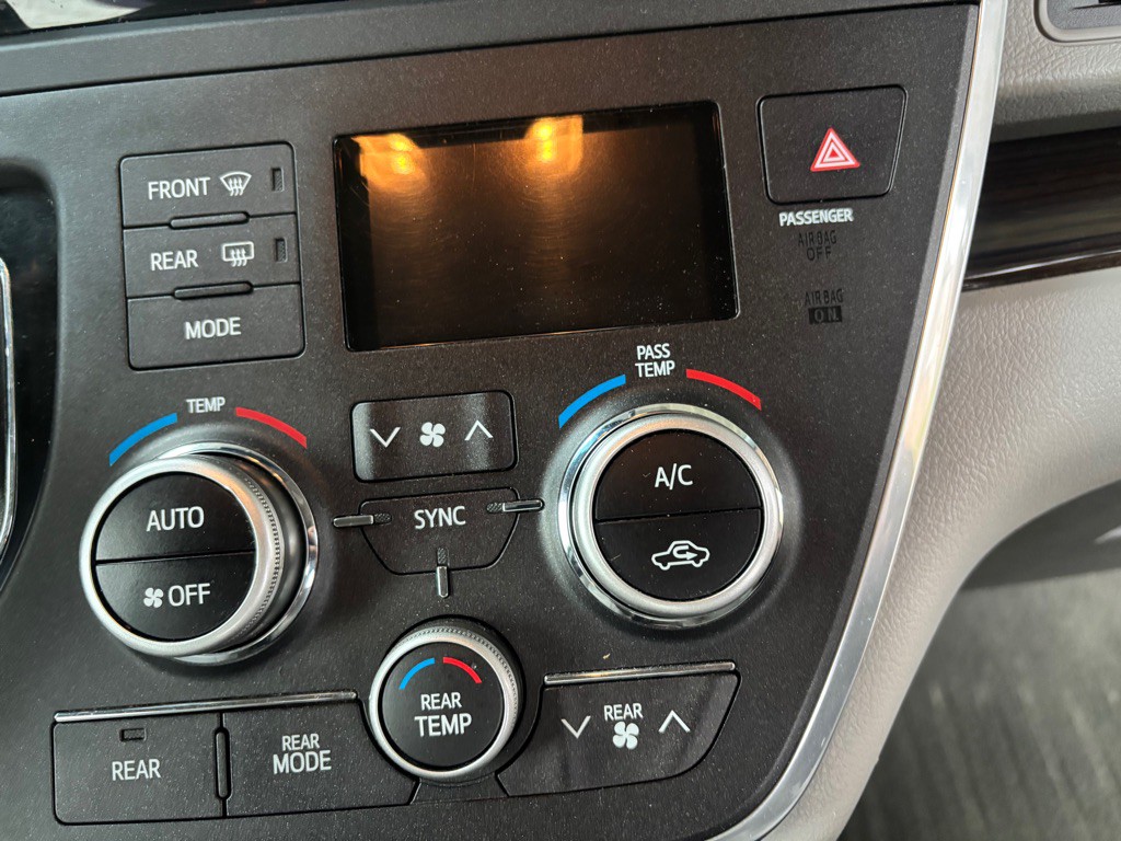 2015 Toyota Sienna Image 24