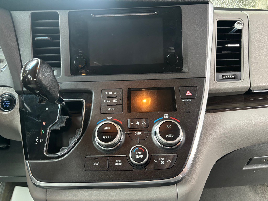 2015 Toyota Sienna Image 25