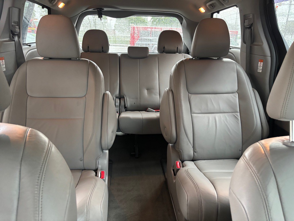 2015 Toyota Sienna Image 26