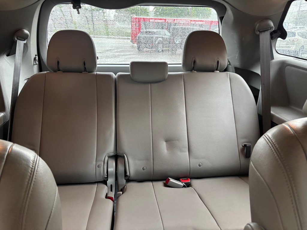 2015 Toyota Sienna Image 27