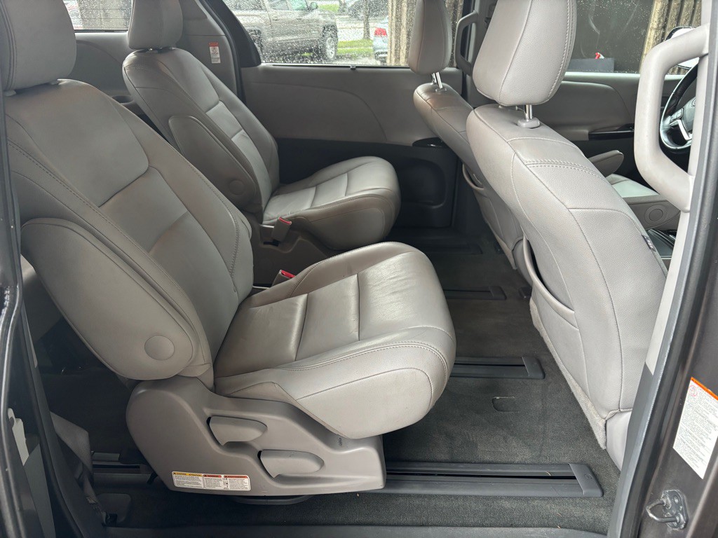 2015 Toyota Sienna Image 28