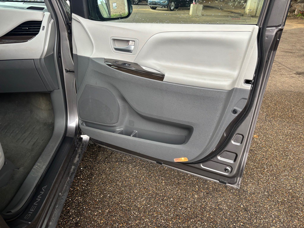 2015 Toyota Sienna Image 29