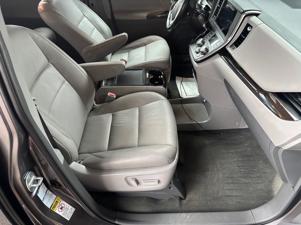 2015 Toyota Sienna Image 30
