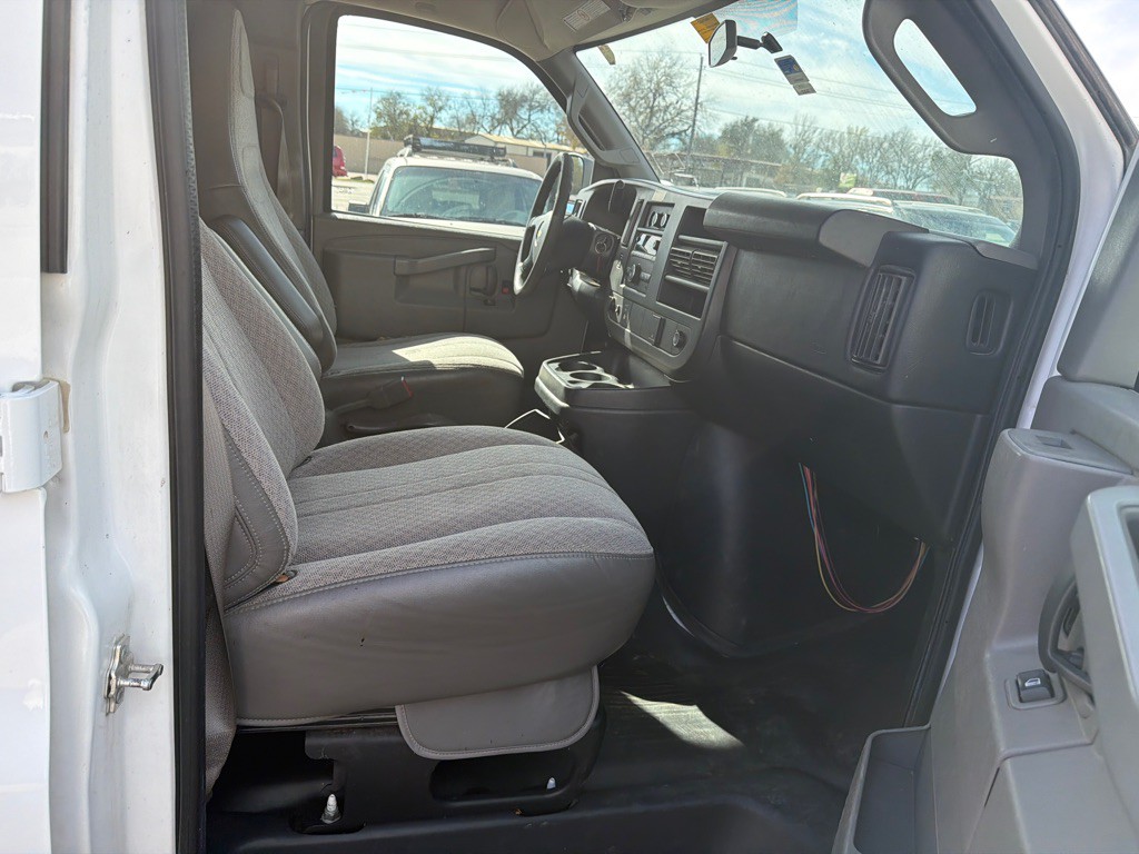 2016 Chevrolet Express Image 12