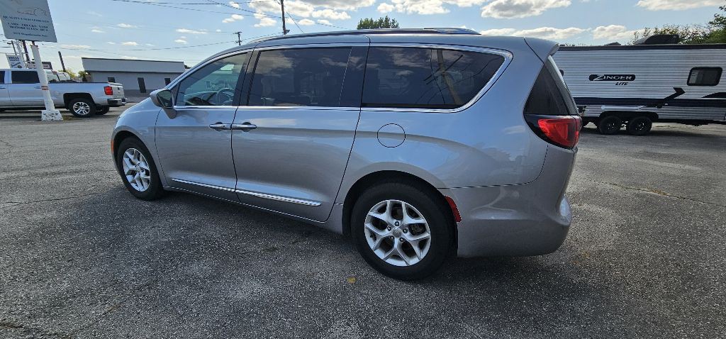 2020 Chrysler Pacifica Image 3