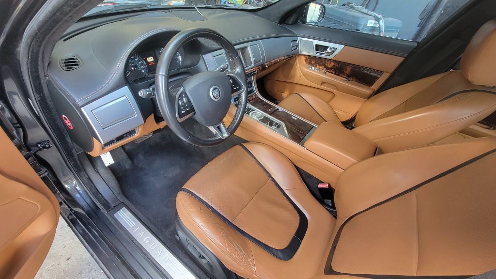 2012 Jaguar XF Image 16