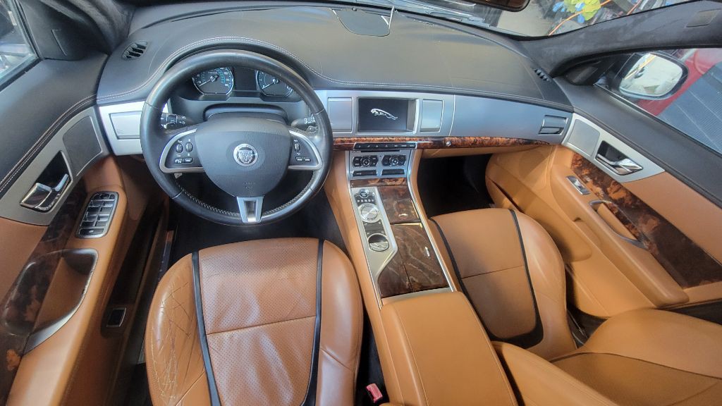 2012 Jaguar XF Image 17