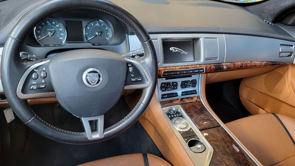 2012 Jaguar XF Image 18