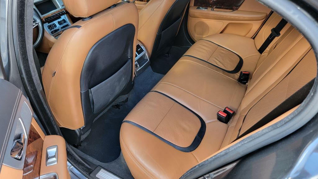 2012 Jaguar XF Image 19