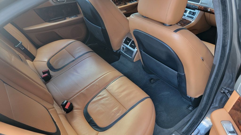2012 Jaguar XF Image 21