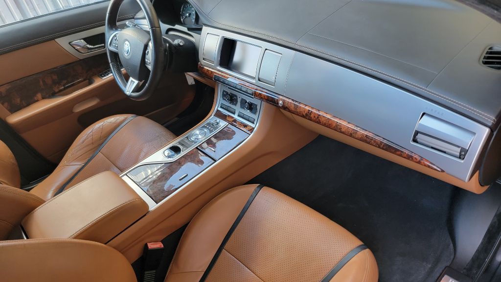 2012 Jaguar XF Image 22