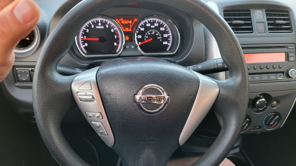 2015 Nissan Versa Image 9