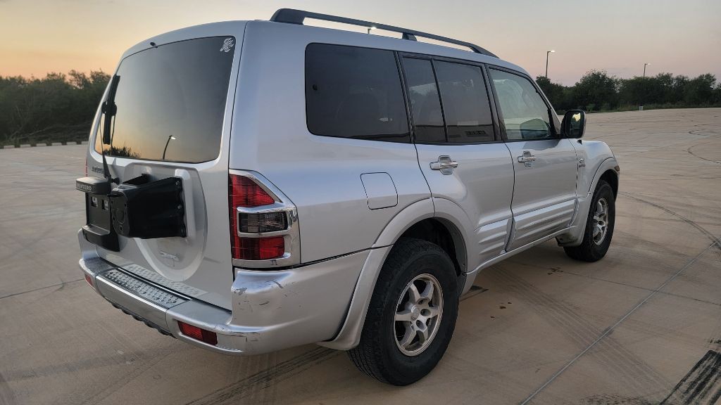 2001 Mitsubishi Montero Image 2