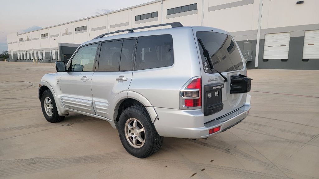 2001 Mitsubishi Montero Image 8