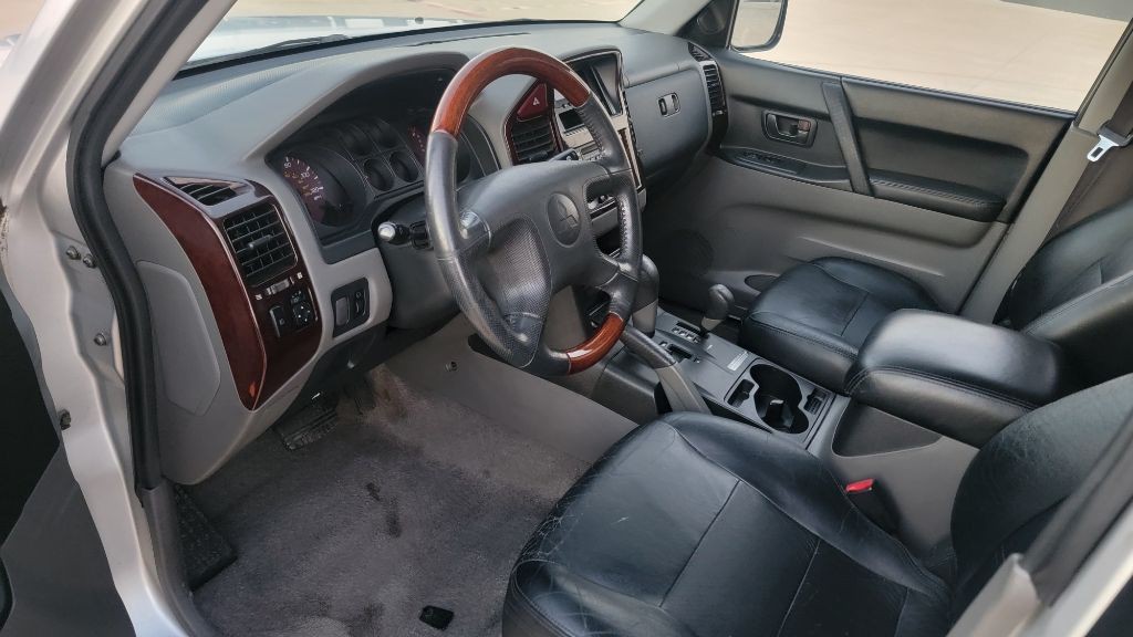 2001 Mitsubishi Montero Image 10