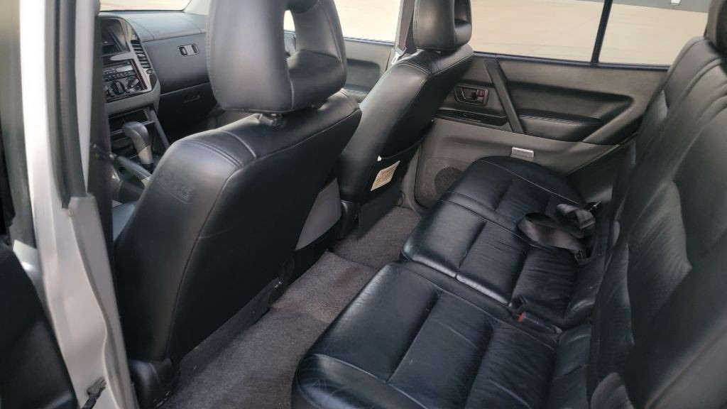 2001 Mitsubishi Montero Image 11