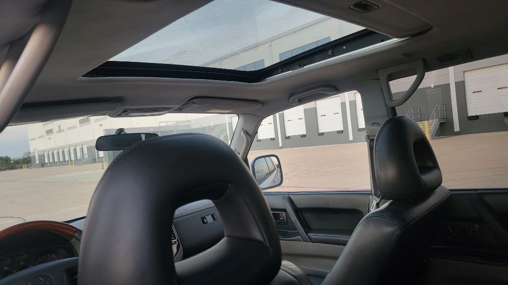 2001 Mitsubishi Montero Image 12