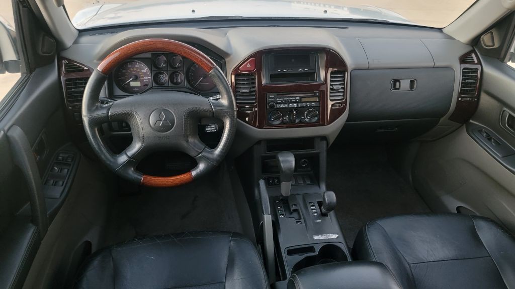 2001 Mitsubishi Montero Image 13