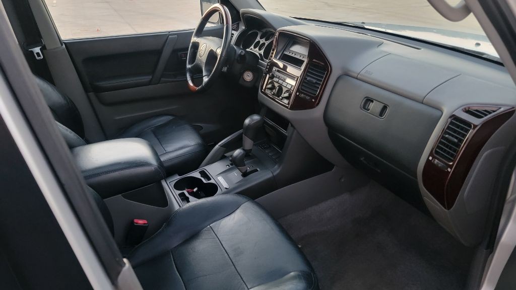 2001 Mitsubishi Montero Image 15