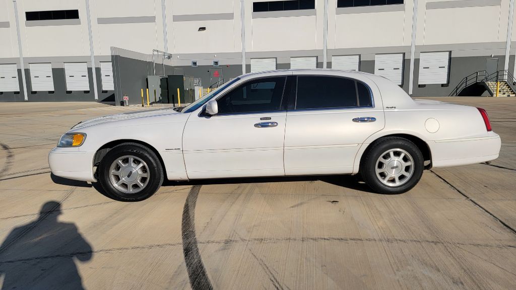 2001 Lincoln Town Car Image 1