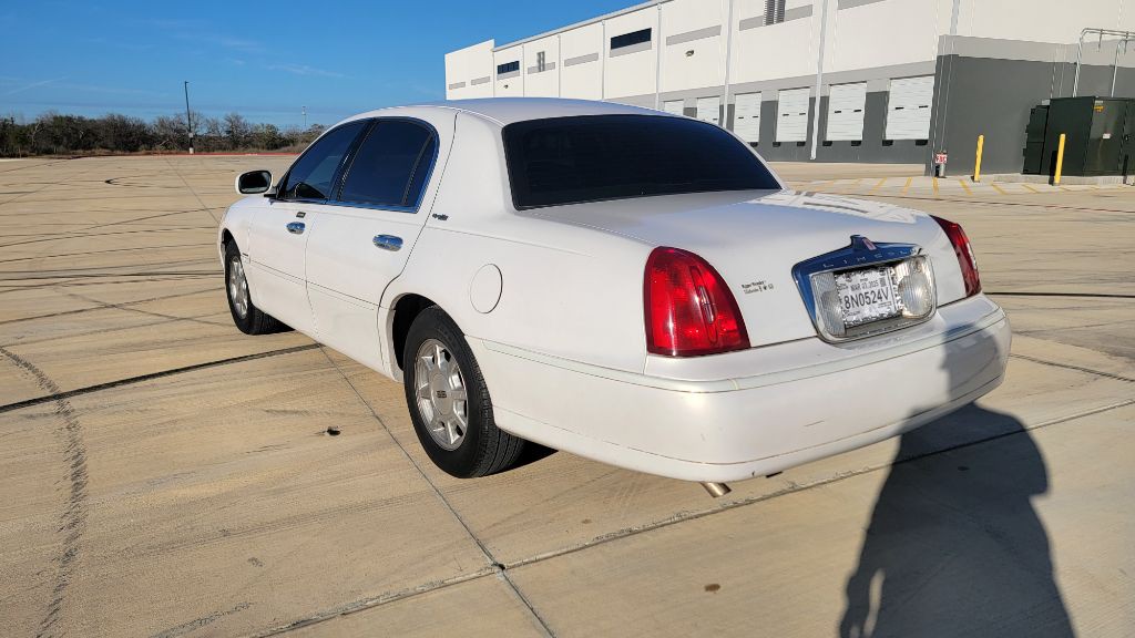 2001 Lincoln Town Car Image 2