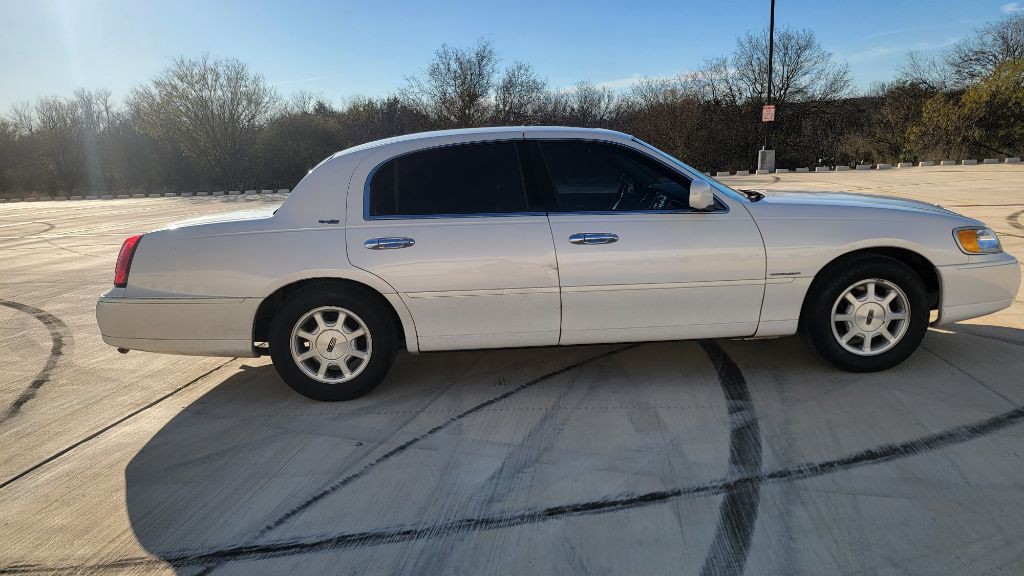 2001 Lincoln Town Car Image 3