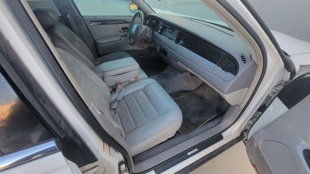2001 Lincoln Town Car Image 7