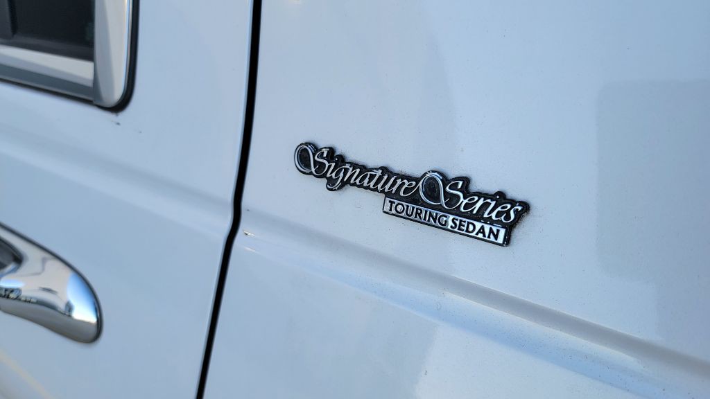 2001 Lincoln Town Car Image 10